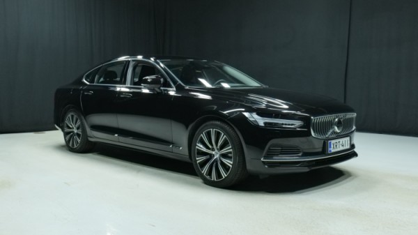 Esittelykuva Volvo S90 kevythybridiautosta.