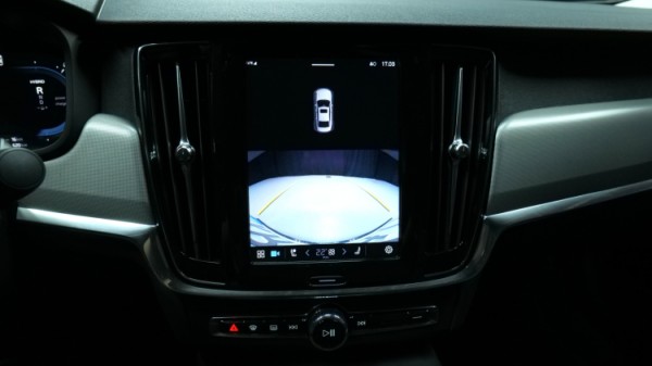 Esittelykuva Volvo S90 kevythybridiautosta.