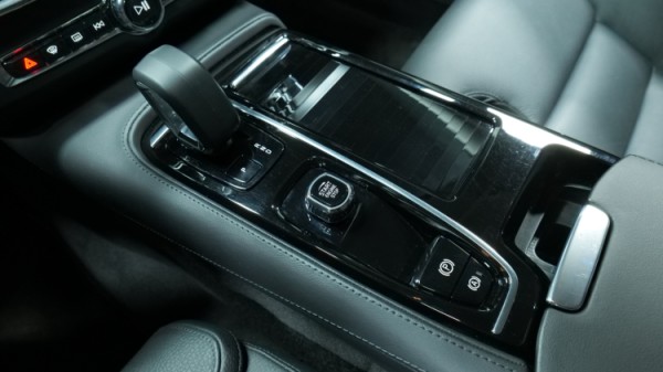 Esittelykuva Volvo S90 kevythybridiautosta.