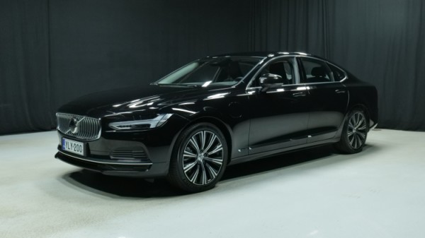 Esittelykuva Volvo S90 kevythybridiautosta.