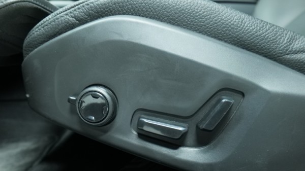 Esittelykuva Volvo S90 kevythybridiautosta.