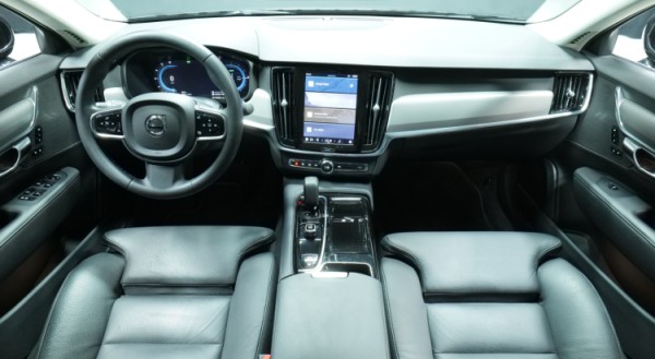 Esittelykuva Volvo S90 kevythybridiautosta.