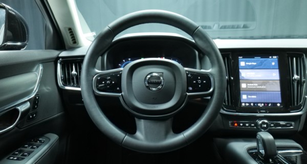 Esittelykuva Volvo S90 kevythybridiautosta.