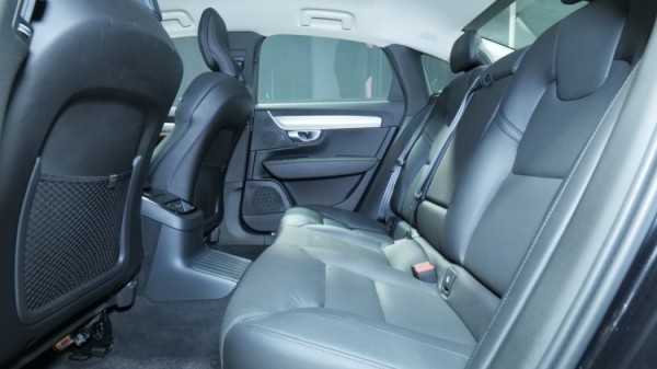 Esittelykuva Volvo S90 kevythybridiautosta.