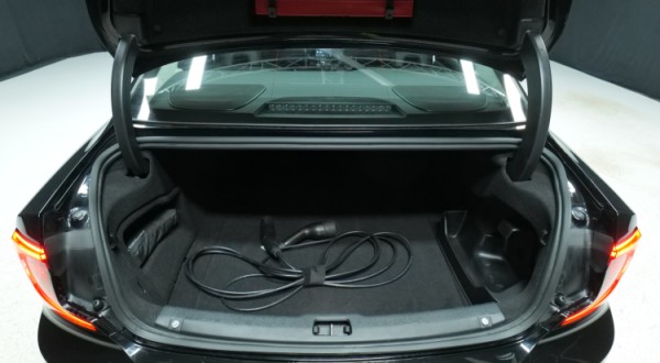 Esittelykuva Volvo S90 kevythybridiautosta.