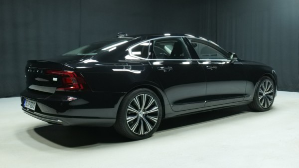 Esittelykuva Volvo S90 kevythybridiautosta.