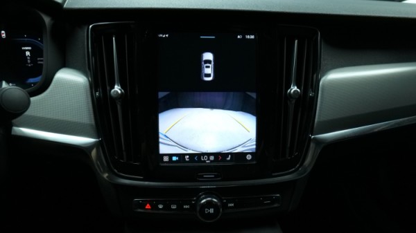 Esittelykuva Volvo S90 kevythybridiautosta.