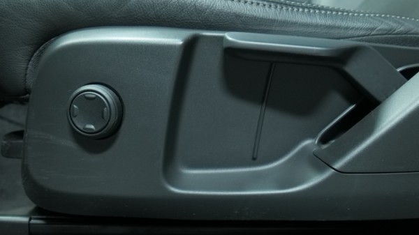 Esittelykuva Volvo XC40 kevythybridiautosta.