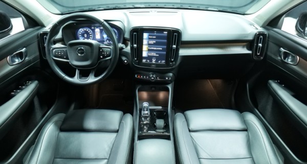 Esittelykuva Volvo XC40 kevythybridiautosta.