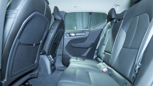 Esittelykuva Volvo XC40 kevythybridiautosta.