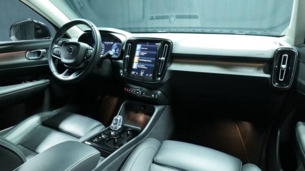 Esittelykuva Volvo XC40 kevythybridiautosta.
