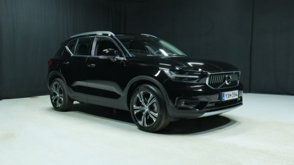 Esittelykuva Volvo XC40 kevythybridiautosta.