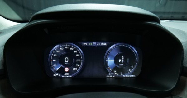 Esittelykuva Volvo XC40 kevythybridiautosta.