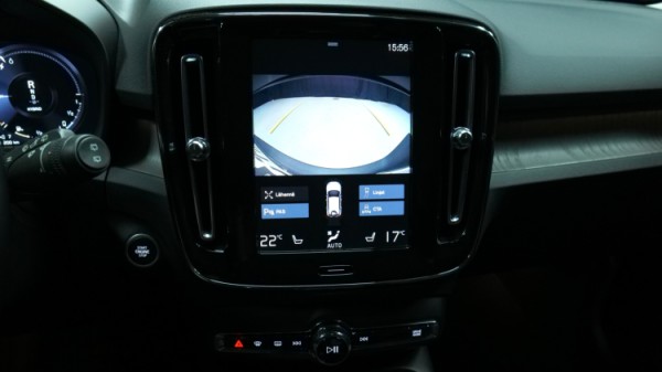 Esittelykuva Volvo XC40 kevythybridiautosta.