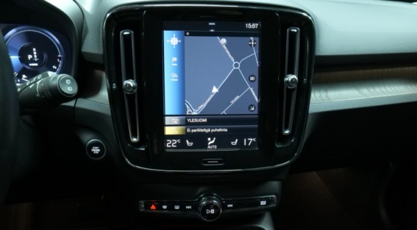 Esittelykuva Volvo XC40 kevythybridiautosta.