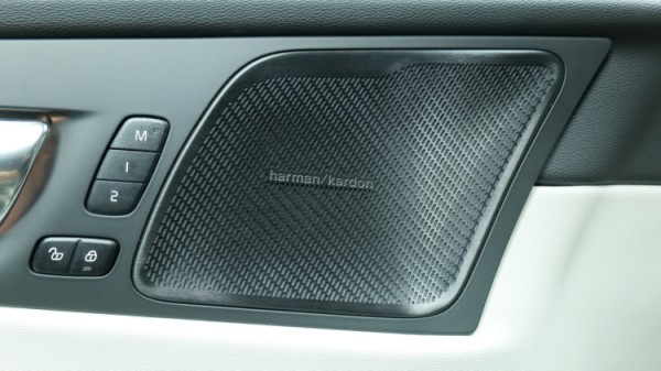 Esittelykuva Volvo XC60 kevythybridiautosta.