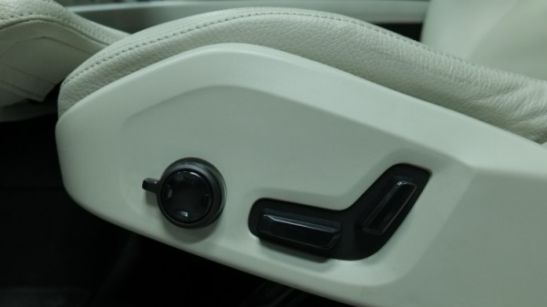Esittelykuva Volvo XC60 kevythybridiautosta.