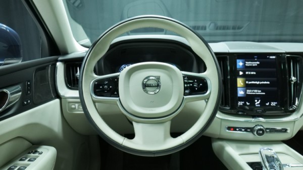 Esittelykuva Volvo XC60 kevythybridiautosta.