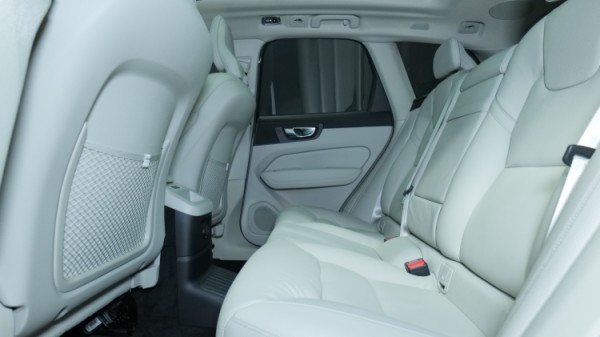 Esittelykuva Volvo XC60 kevythybridiautosta.
