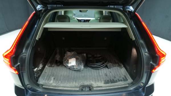 Esittelykuva Volvo XC60 kevythybridiautosta.