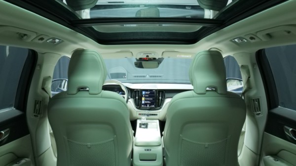 Esittelykuva Volvo XC60 kevythybridiautosta.