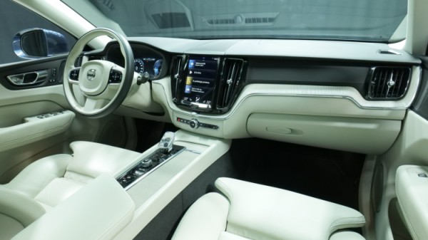 Esittelykuva Volvo XC60 kevythybridiautosta.