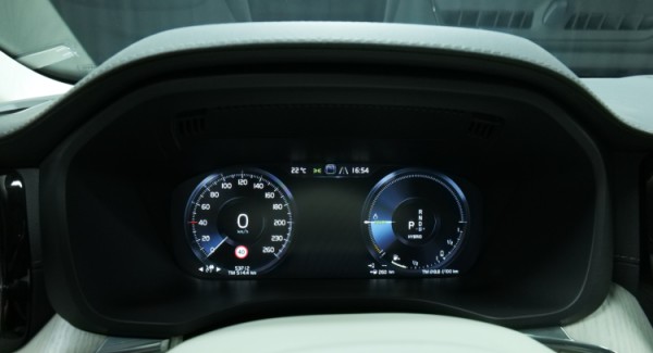 Esittelykuva Volvo XC60 kevythybridiautosta.