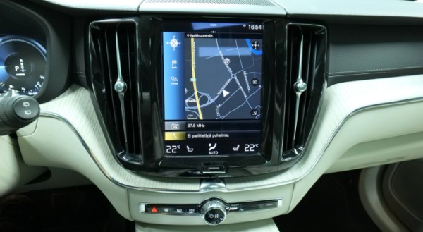 Esittelykuva Volvo XC60 kevythybridiautosta.