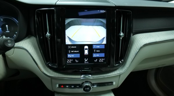 Esittelykuva Volvo XC60 kevythybridiautosta.