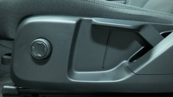 Esittelykuva Volvo XC40 kevythybridiautosta.