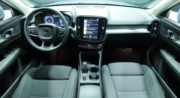 Esittelykuva Volvo XC40 kevythybridiautosta.