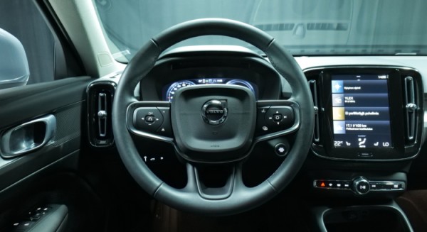 Esittelykuva Volvo XC40 kevythybridiautosta.