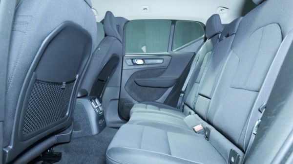Esittelykuva Volvo XC40 kevythybridiautosta.
