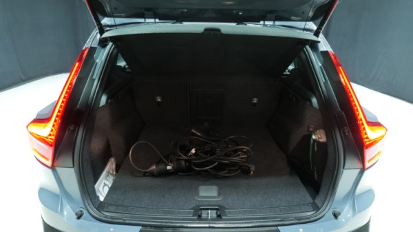 Esittelykuva Volvo XC40 kevythybridiautosta.