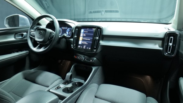 Esittelykuva Volvo XC40 kevythybridiautosta.