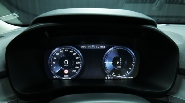 Esittelykuva Volvo XC40 kevythybridiautosta.