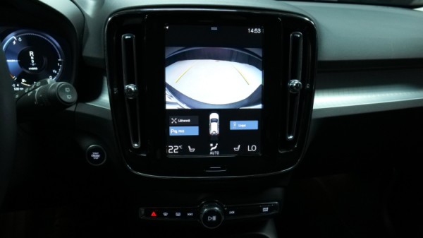 Esittelykuva Volvo XC40 kevythybridiautosta.