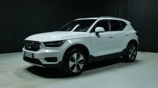 Esittelykuva Volvo XC40 kevythybridiautosta.