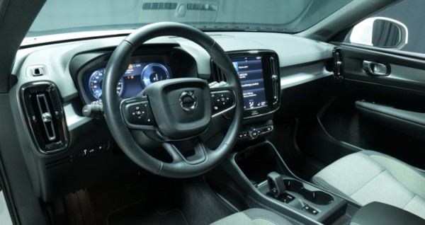 Esittelykuva Volvo XC40 kevythybridiautosta.