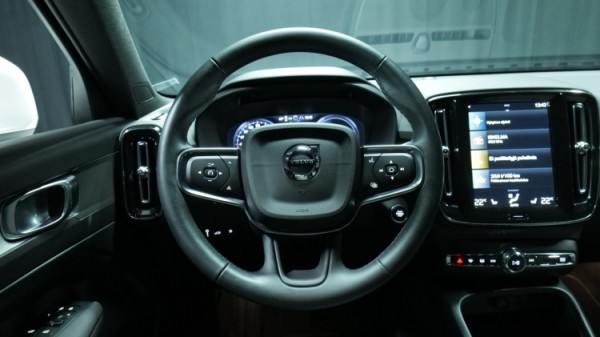 Esittelykuva Volvo XC40 kevythybridiautosta.