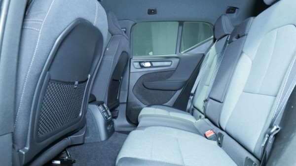 Esittelykuva Volvo XC40 kevythybridiautosta.