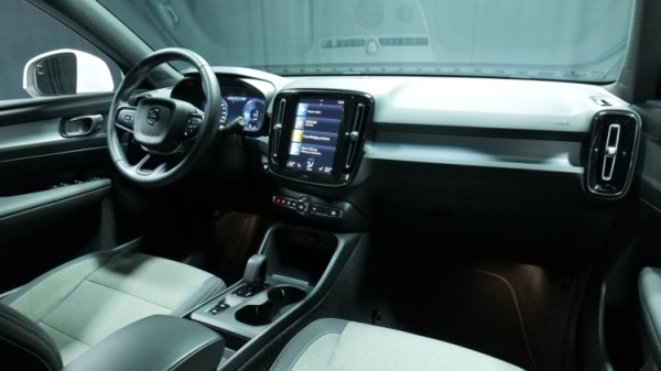Esittelykuva Volvo XC40 kevythybridiautosta.