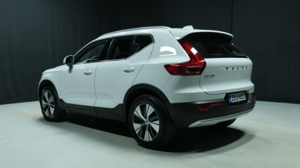 Esittelykuva Volvo XC40 kevythybridiautosta.