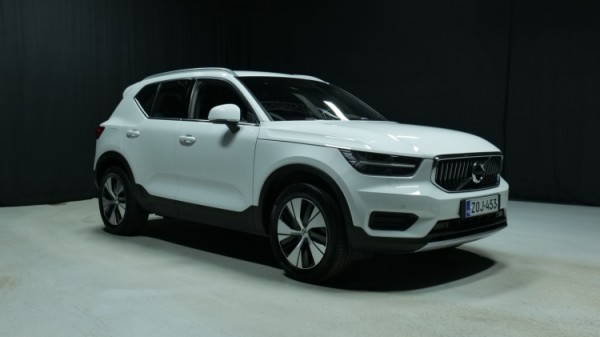Esittelykuva Volvo XC40 kevythybridiautosta.