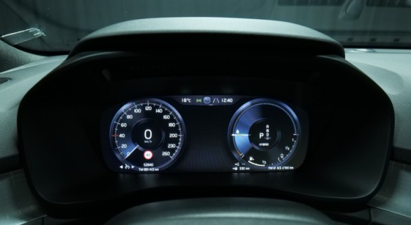 Esittelykuva Volvo XC40 kevythybridiautosta.