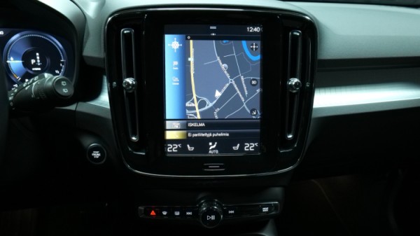Esittelykuva Volvo XC40 kevythybridiautosta.