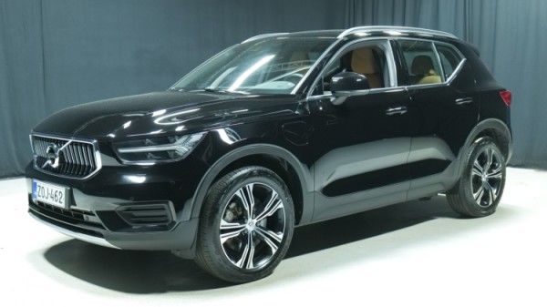Esittelykuva Volvo XC40 kevythybridiautosta.
