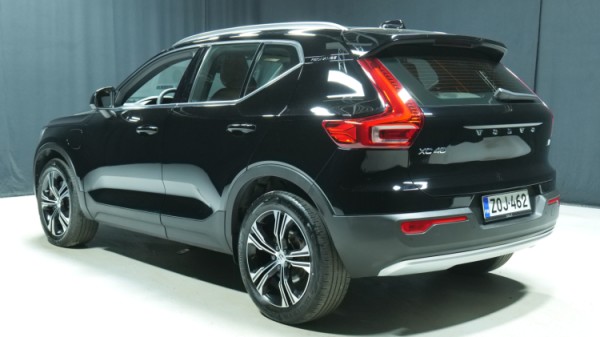 Esittelykuva Volvo XC40 kevythybridiautosta.