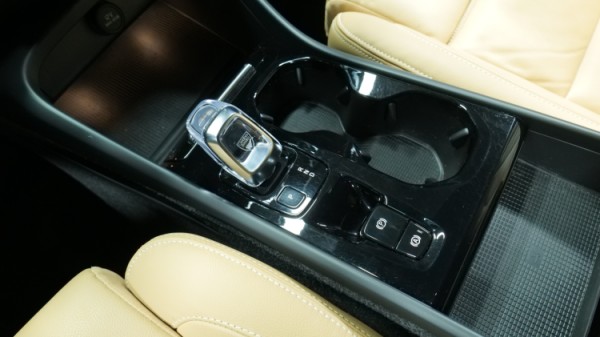 Esittelykuva Volvo XC40 kevythybridiautosta.