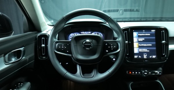 Esittelykuva Volvo XC40 bensiiniautosta.